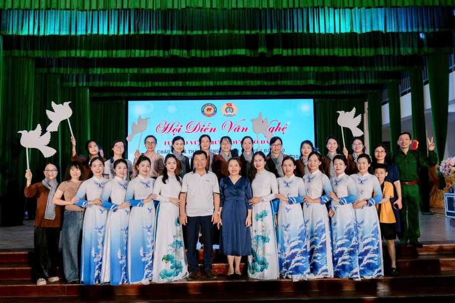KHOA NGOẠI NGỮ GÓP MẶT ẤN TƯỢNG TRONG HỘI DIỄN VĂN NGHỆ “TỰ HÀO VỮNG BƯỚC DƯỚI CỜ ĐẢNG” CHÀO MỪNG THÀNH CÔNG ĐẠI HỘI ĐẢNG BỘ TRƯỜNG ĐẠI HỌC HỒNG ĐỨC LẦN THỨ VI, NHIỆM KỲ 2025–2030